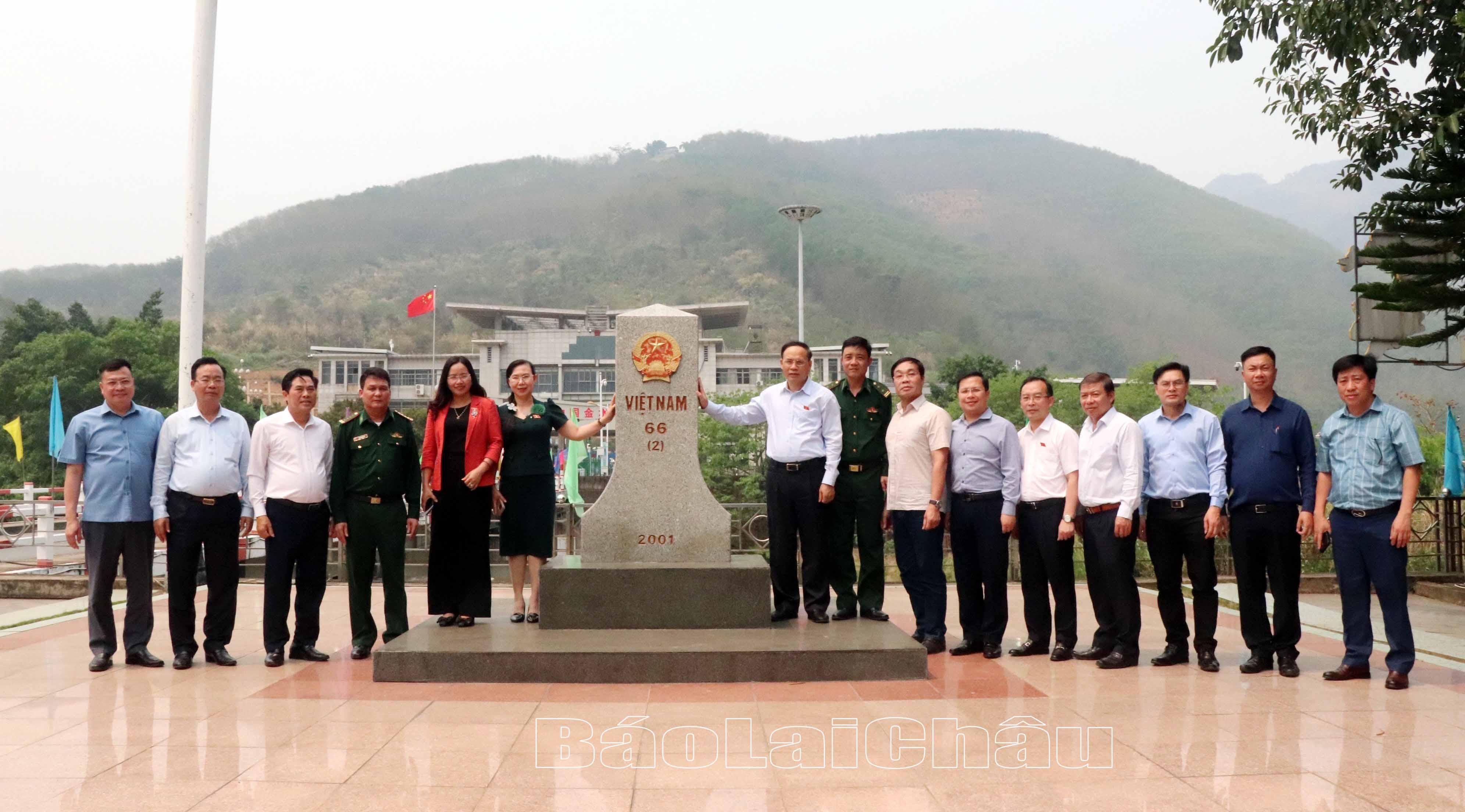 Đoàn khảo sát thực tế tại Đồn Biên phòng cửa khẩu Ma Lù Thàng, thăm khu kinh tế cửa khẩu Ma Lù Thàng.